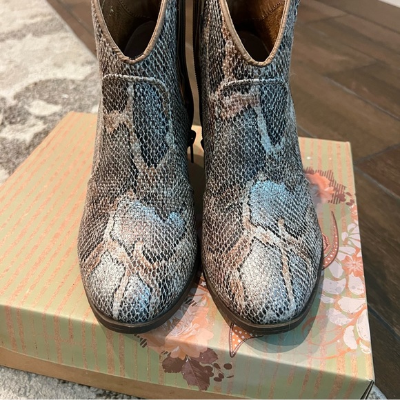 Very G irredesint snake print bootie 6 - Picture 2 of 3